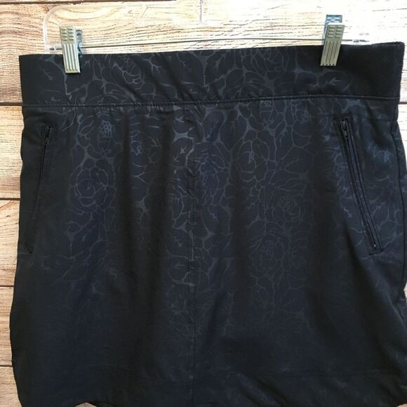 ORVIS EMBOSSED SKORT IN BLACK - Picture 2 of 7